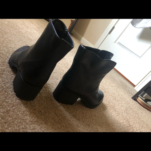 Vera Wang leather zip up booties - Picture 3 of 3
